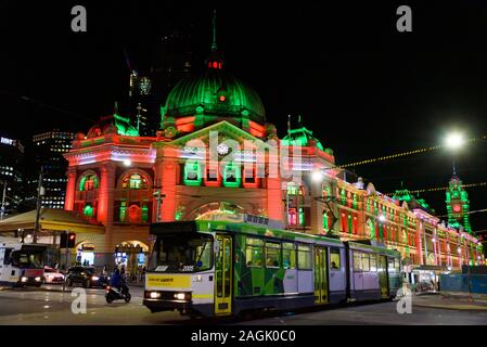 Der Flinders Street Bahnhof mit Weihnachten Licht Projektion in Melbourne, Australien Stockfoto