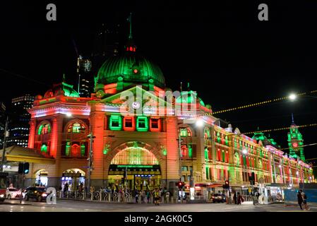 Der Flinders Street Bahnhof mit Weihnachten Licht Projektion in Melbourne, Australien Stockfoto