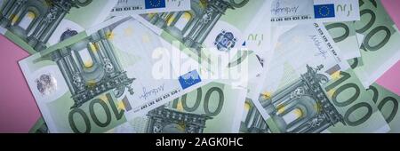 Euro cash auf einem Lila, Lila und Rosa Hintergrund. Euro Banknoten Geld. Euro Geld. Euro Rechnung. Für text Stockfoto