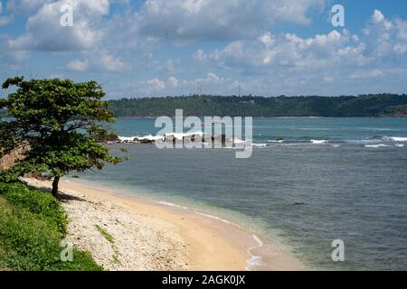 Glitzernde Wasser des Indischen Ozeans in Sri Lanka in der Nähe von Galle. Felsen im Wasser Stockfoto