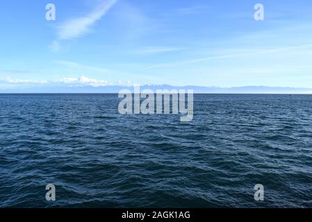 Die Olympischen Berge der Washington Halbinsel Aufstieg in die Distanz über den Salish Meer. Stockfoto