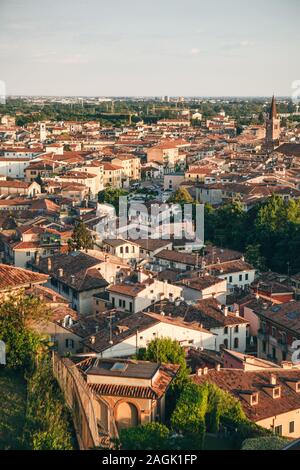 Schönen Sonnenuntergang Luftaufnahme der traditionellen Architektur in Verona in Italien. Stockfoto