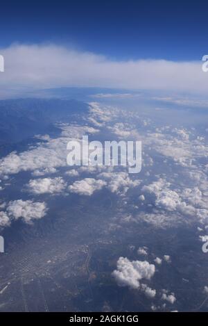 Blick auf die dicht besiedelten Landschaft der südlichen Kalifornien aus der Luft. Stockfoto