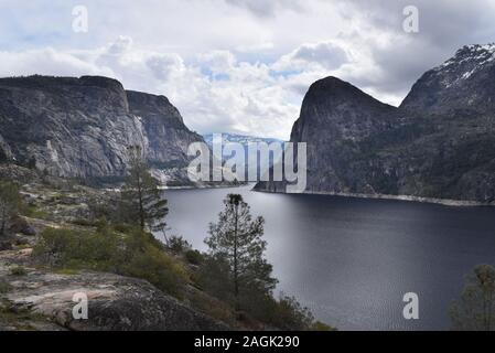 Ansicht der Hetch Hetchy Behälter. Hoch aufragende Granit Berge erinnern Reisenden des Yosemite Valley, die früher stark ähneln. Stockfoto