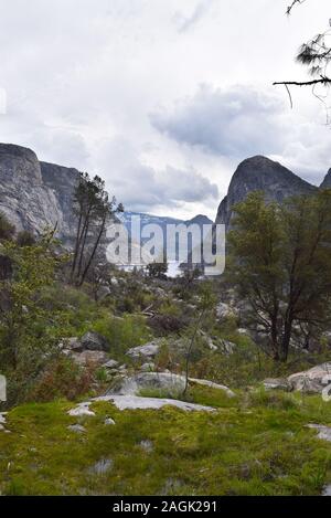 Ansicht der Hetch Hetchy Behälter. Hoch aufragende Granit Berge erinnern Reisenden des Yosemite Valley, die früher stark ähneln. Stockfoto