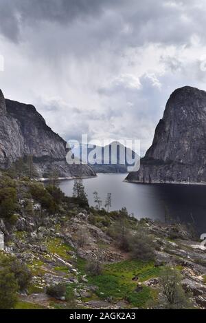 Ansicht der Hetch Hetchy Behälter. Hoch aufragende Granit Berge erinnern Reisenden des Yosemite Valley, die früher stark ähneln. Stockfoto