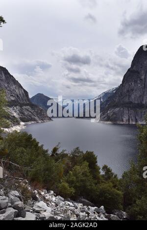 Ansicht der Hetch Hetchy Behälter. Hoch aufragende Granit Berge erinnern Reisenden des Yosemite Valley, die früher stark ähneln. Stockfoto