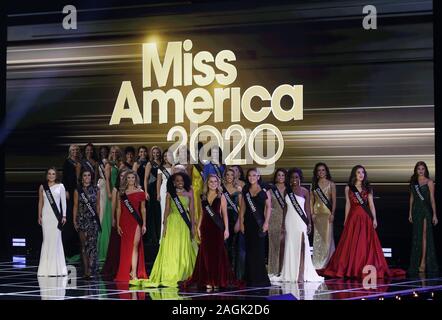 Sarnen, United States. 19 Dez, 2019. Die Wettbewerber stehen auf der Bühne der 99. jährlichen Miss Amerika 2.0 2020 Wettbewerb an der Mohegan Sun Arena in Uncasville, CT am Donnerstag, 19. Dezember 2019. Die Miss America Organisation verschoben wird, um seine Wettbewerb 2020 von Atlantic City, New Jersey, in Uncasville, Connecticut auch aus seiner langjährigen Tradition als Sonntag Nacht Ereignis zu brechen. Foto von John angelillo/UPI Quelle: UPI/Alamy leben Nachrichten Stockfoto