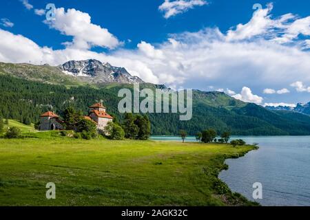 Das Schloss Mist da Sass ist am Lake Silvaplana, Lej da Silvaplana, Höhe See in der Nähe von St. Moritz entfernt, in den Bergen des Engadin in der Ferne Stockfoto