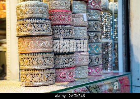 Bunt metallic Brocade Dekorationen auf Anzeige zum Verkauf in Chandi Chowk Old Delhi. Diese Blumen, Perlen und Glocken Designs sind beliebt in Hochzeiten, f Stockfoto