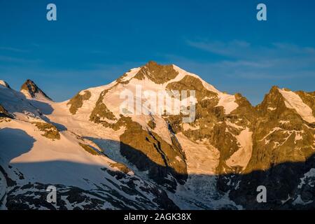 Die schneebedeckten Gipfel des Berges Piz Bernina, das Eis von Pers Gletscher unterhalb Stockfoto
