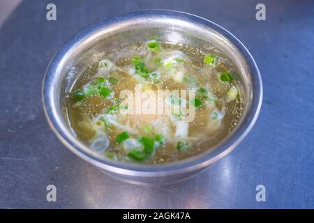 Schüssel Pho Suppe Suppe serviert mit Huhn ei Stockfoto