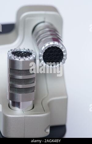 Stereo Mikrofon, Aufnahmegerät auf weißem Hintergrund Stockfoto