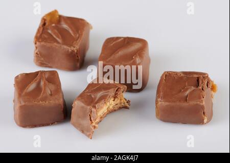 Milk Chocolate Caramel Candy Bars auf weißem Hintergrund Stockfoto