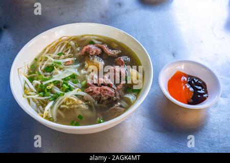 Schüssel von Rindfleisch Nudel Suppe serviert mit Sojasprossen Stockfoto