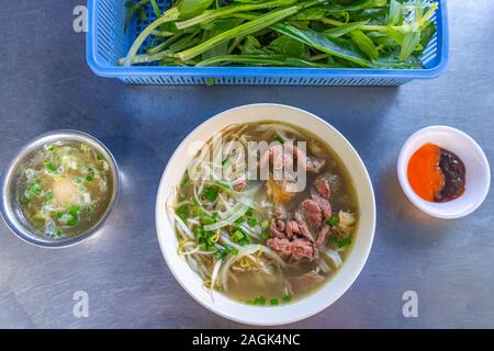 Ansicht von oben Foto von köstliche vietnamesische Küche - Pho Nudelsuppe Stockfoto