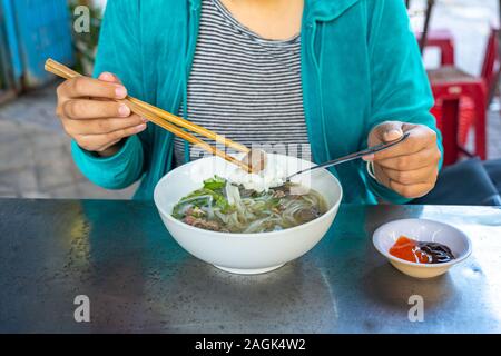 Frau essen Pho Rindfleisch Nudelsuppe und Fleischbällchen Stockfoto