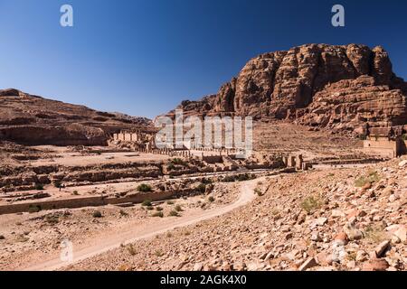 Petra, die Kolonnade Street, dem Großen Tempel, das Tor der Temenos, alte Architektur, Jordanien, Naher Osten, Asien Stockfoto
