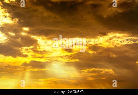 Gottes Licht. Dramatische golden bewölkten Himmel mit Sun Beam. Gelbe Sonne strahlen durch Goldene Wolken. Gottes Licht vom Himmel für Hoffnung und Gläubigen Konzept. Stockfoto