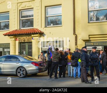 Prag, Tschechien - 26.Oktober 2018. Menge Proteste an Regierungsgebäude von Prag (Praha), Tschechien. Das politische System der Tschechischen Republik ist ein mult Stockfoto