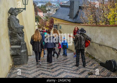 Prag, Tschechien - 26.Oktober 2018. Straßenmusikanten spielen auf der Karlsbrücke in Prag, Tschechische Republik. Stockfoto