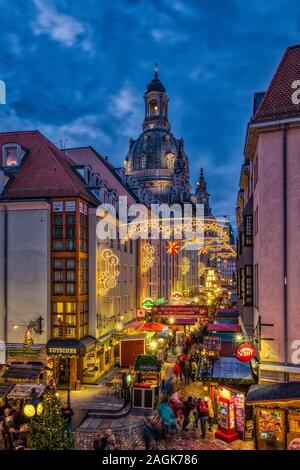 Bunt beleuchteten Weihnachtsmarkt in der Münzgasse, der wieder aufgebauten Kirche unserer Dame hinter Stockfoto