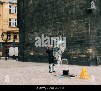 Prag, Tschechische - 26.Oktober 2018. Eine strasse Interpret auf eine Kopfsteinpflasterstraße in Prag (Praha), Tschechien. Stockfoto