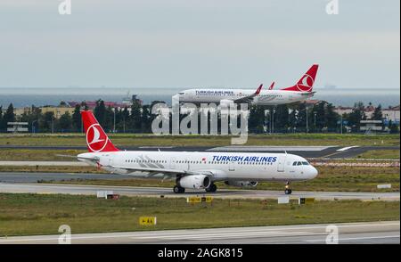 Istanbul, Türkei - 30.September 2018. TC-JRH Turkish Airlines Airbus A321 Rollen auf Start- und Landebahn der Flughafen Istanbul Atatürk (IST). Der Flughafen mehr als Stockfoto