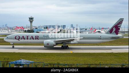 Istanbul, Türkei - 30.September 2018. A7-BAE Qatar Airways Boeing 777-300ER Rollen auf Start- und Landebahn der Flughafen Istanbul Atatürk (IST). Der Flughafen mehr. Stockfoto