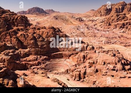 Petra, das Römische Theater, skulpturelle alte Architektur, Ansicht vom Berg, Jordanien, Naher Osten, Asien Stockfoto