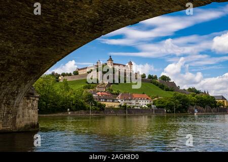 Das Schloss Festung Marienberg liegt auf einem Hügel oberhalb der Stadt, über den Main gesehen entfernt Stockfoto