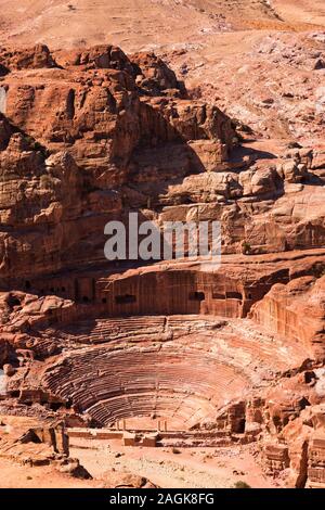 Petra, das Römische Theater, skulpturelle alte Architektur, Ansicht vom Berg, Jordanien, Naher Osten, Asien Stockfoto