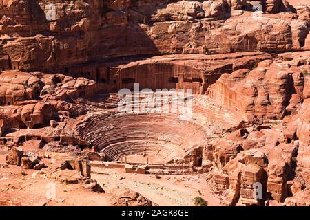 Petra, das Römische Theater, skulpturelle alte Architektur, Ansicht vom Berg, Jordanien, Naher Osten, Asien Stockfoto