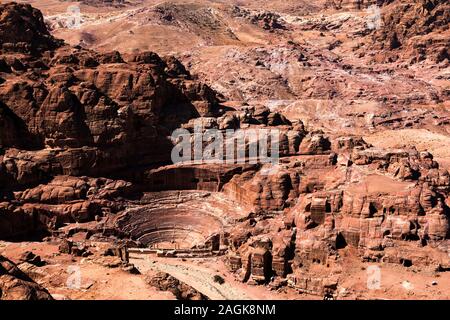 Petra, das Römische Theater, skulpturelle alte Architektur, Ansicht vom Berg, Jordanien, Naher Osten, Asien Stockfoto