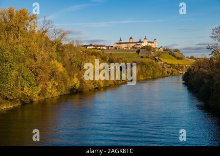 Das Schloss Festung Marienberg auf einem Hügel über der Stadt befindet, ist der Main fließt, es Stockfoto