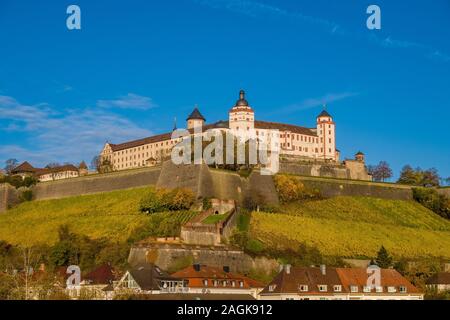 Das Schloss Festung Marienberg liegt auf einem Hügel über der Stadt gelegen, umgeben von Weinbergen und Bäume Stockfoto