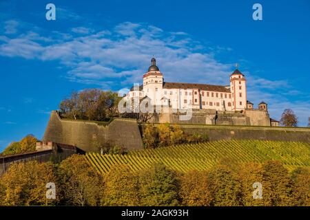 Das Schloss Festung Marienberg liegt auf einem Hügel über der Stadt gelegen, umgeben von Weinbergen und Bäume Stockfoto