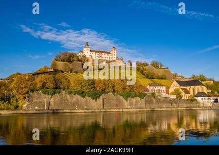 Das Schloss Festung Marienberg liegt auf einem Hügel oberhalb der Stadt, über den Main gesehen entfernt Stockfoto