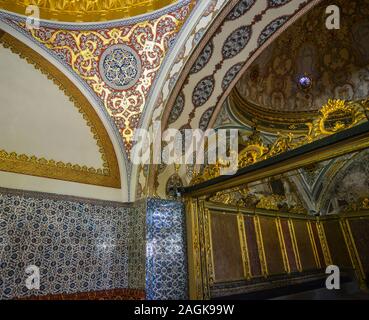 Istanbul, Türkei - 28.September 2018. Dekorative Kuppel des Tor der Anrede im Topkapi Palast in Istanbul, Türkei. Stockfoto