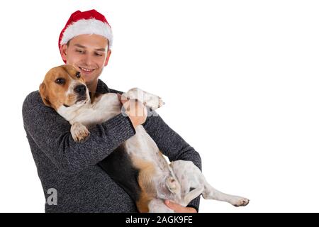 Junger Mann mit einem Tri farbige adorable Beagle auf isolierten Hintergrund Stockfoto