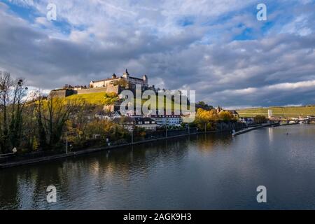 Das Schloss Festung Marienberg liegt auf einem Hügel oberhalb der Stadt, über den Main gesehen entfernt Stockfoto