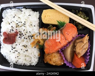 Japanische Bento Box mit Reis, Gemüse, Huhn und Lachs fischen. Stockfoto