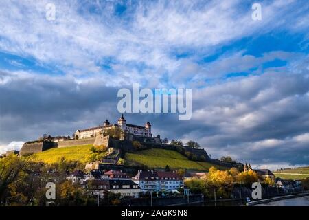 Das Schloss Festung Marienberg liegt auf einem Hügel oberhalb der Stadt, über den Main gesehen entfernt Stockfoto