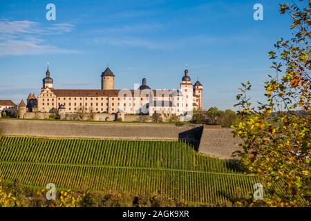 Das Schloss Festung Marienberg liegt auf einem Hügel oberhalb der Stadt, von der Wallfahrtskirche Käppele gesehen entfernt Stockfoto