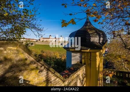 Das Schloss Festung Marienberg liegt auf einem Hügel oberhalb der Stadt, von der Wallfahrtskirche Käppele gesehen entfernt Stockfoto