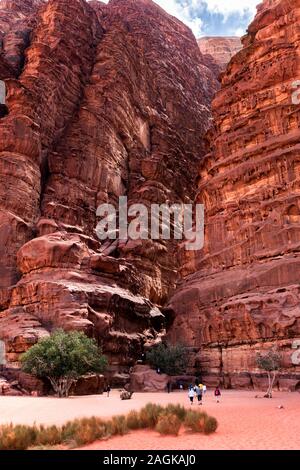 Wadi Rum, Eingang von Khazali Canyon, Bereich der Petroglyphen, in der engen Schlucht von Geröll, Jordanien, Naher Osten, Asien Stockfoto