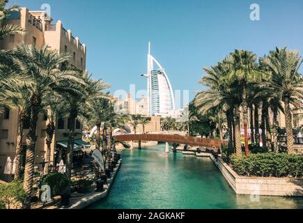 Dubai, VAE - Dec 9, 2018. Blick auf das Burj Al Arab Hotel von Madinat Jumeirah. Madinat ist ein luxuriöses Resort mit Hotels und Souk mit einer Fläche Stockfoto