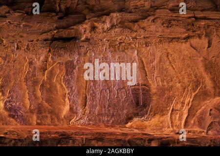 Wadi Rum, Khazali Canyon, Bereich der Petroglyphen, in der engen Schlucht von Geröll, Jordanien, Naher Osten, Asien Stockfoto