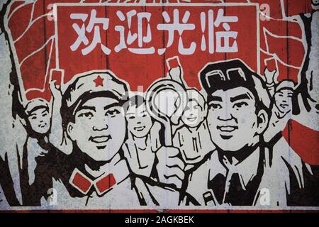 Landschaftspark Wulingyuan gelegen, China - August 2019: Chinesische Propaganda stil Bild des Kommunismus Anhänger auf eine im März Stockfoto