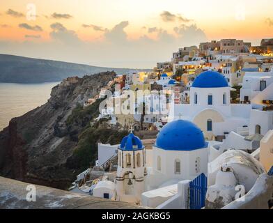 Schönen Sonnenuntergang in Santorini, Griechenland. Santorini berühmt für drastische Ansichten ist, atemberaubende Sonnenuntergänge von Oia entfernt. Stockfoto